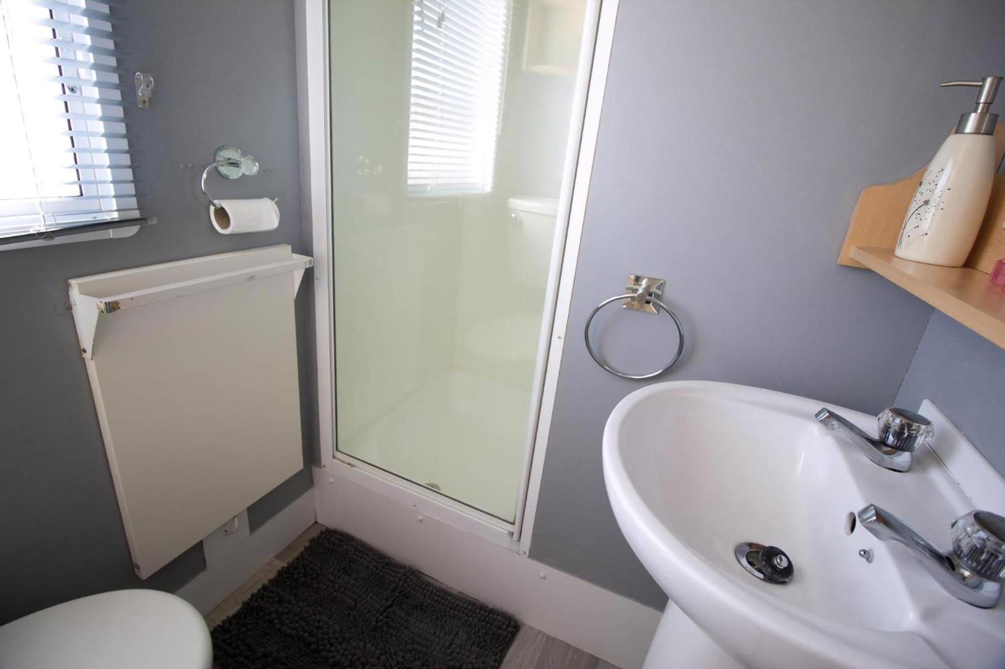 Campsite Great 8 Berth Caravan For Hire In Ref 33069f *