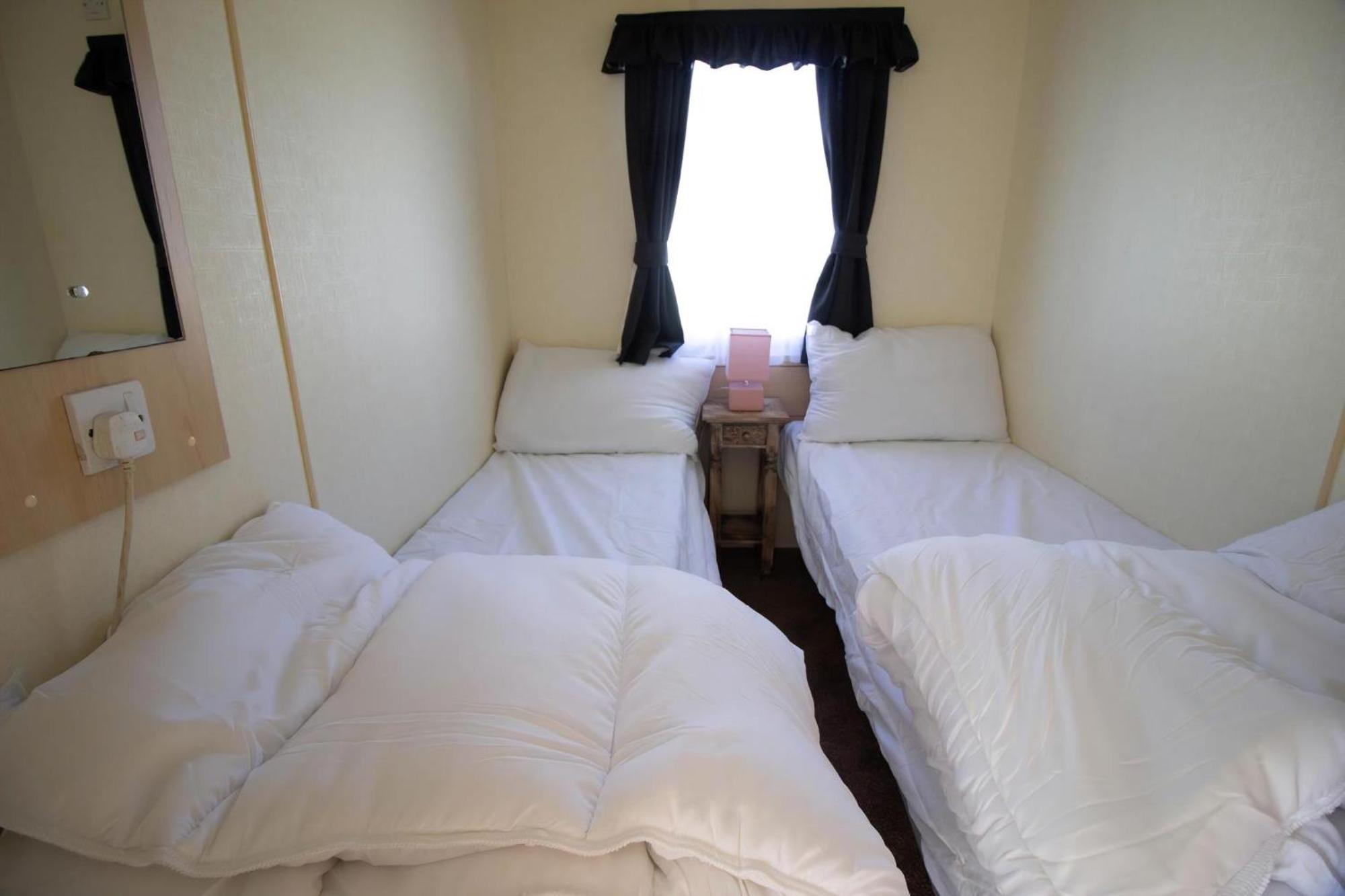 Great 8 Berth Caravan For Hire In Ref 33069f *