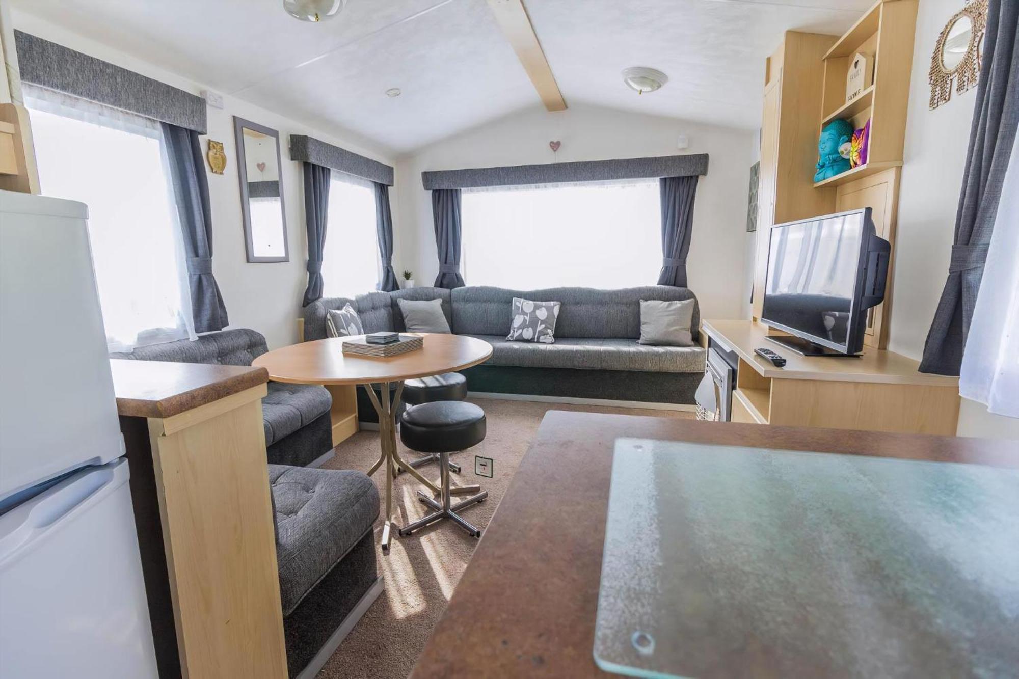 Campsite Great 8 Berth Caravan For Hire In Ref 33069f
