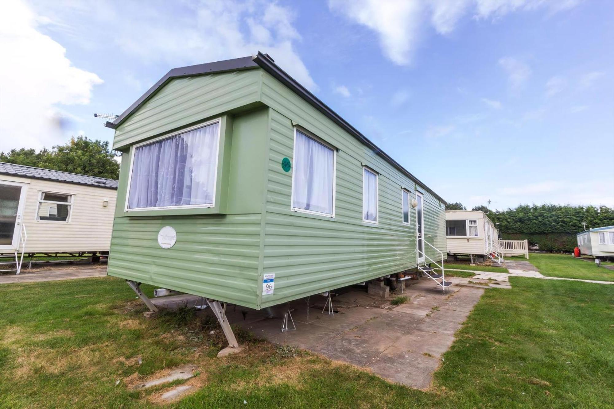Great 8 Berth Caravan For Hire In Ref 33069f *